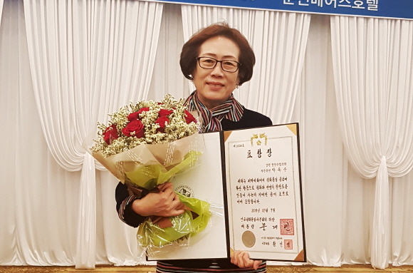 2018 강원지역 의장표창(대통령) 전수식 및 통일 강연회에서 대통령 표창을 수상한 박옥순 자문의원.