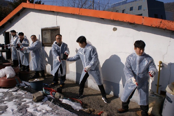 18일 지역의 어려운 이웃들을 찾아 사랑의 연탄 2,000장을 전달하고 있는 (주)정선랜드(대표 이상훈)의 사진.