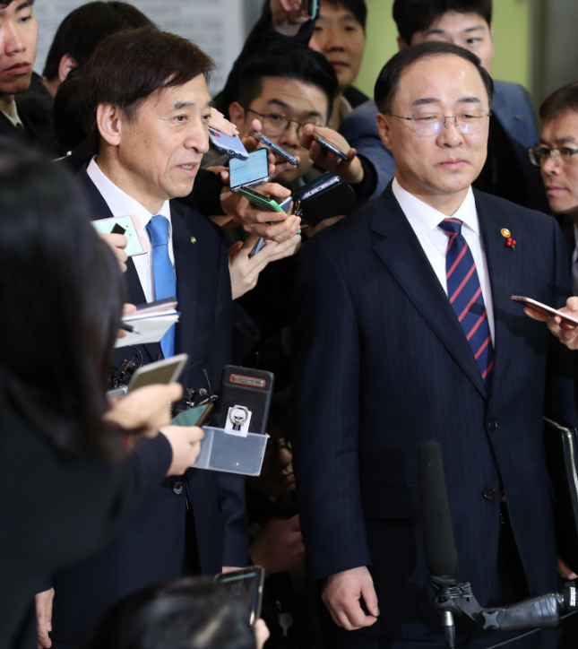 홍남기 경제부총리와 이주열 한국은행 총재가 오찬회동 이후 기자들과 질의응답을 했다. 사진=한국은행 제공.