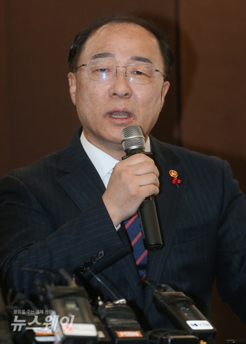 홍남기 “유화업계 2023년까지 14.5조 투자···세제지원 등 검토”