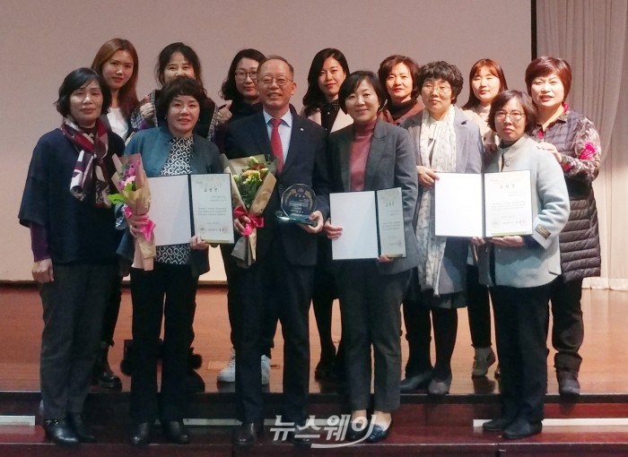 천안시 보건소(서북구·동남구보건소)가 지난 18일 리솜스파캐슬 덕산에서 열린 2018년 충청남도 통합건강증진사업 보고대회에서 최우수 기관상에 선정되는 영예를 안았다.(사진=천안시 제공)