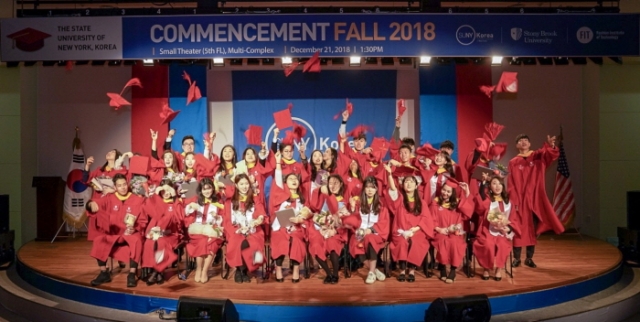 21일 송도 인천글로벌캠퍼스에서 열린 한국뉴욕주립대학교 2018년 가을학기 졸업식에서 졸업생들이 기념촬영을 하고 있다.
