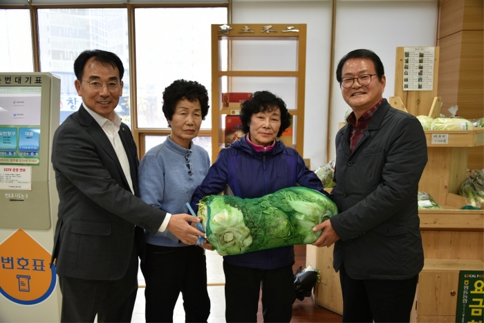 농협광주본부 김일수 본부장(오른쪽)이 배추 팔아주기 운동을 펼치고 있다.