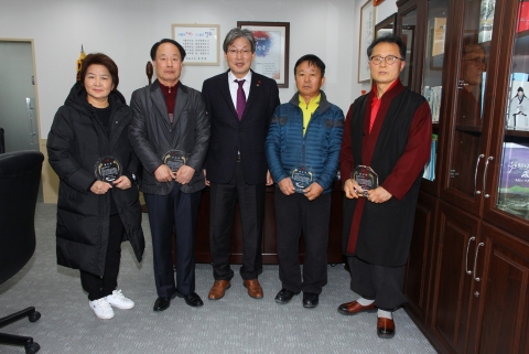 정읍시립박물관, 유물 기증자에 기증증서·감사패 전달