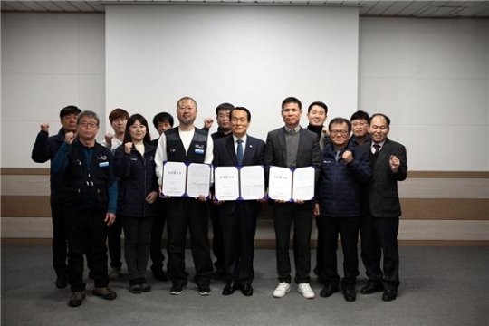 19일 인천시설공단 이응복 이사장(가운데)이 2018년도 임금협약을 체결하고 임금단체협상 교섭대표 등과 기념촬영을 하고 있다.
