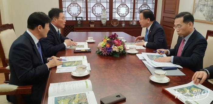 김산(왼쪽2번째) 무안군수가 지난 21일 김부겸(오른쪽 2번째) 행정안전부 장관과 면담자리에서 무안 시 승격과 특별교부세 지원 등 지역현안사업에 대해 건의하고 있다. (사진제공=무안군)