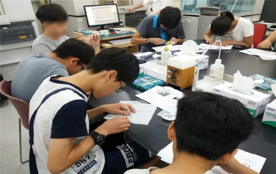 지난 8월 열린 하계방학 표준분석연구원 과학캠프에 참가한 학생들이 캐릭터를 만들고 있다. 사진=인하대학교