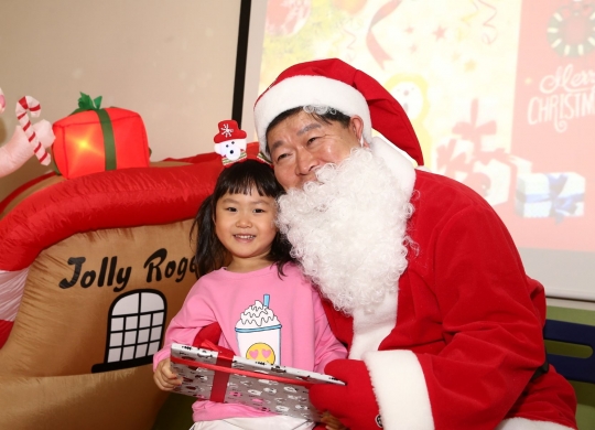 사진=박승원 광명시장이 24일 시립철산누리어린이집 크리스마스 행사에 참석했다.