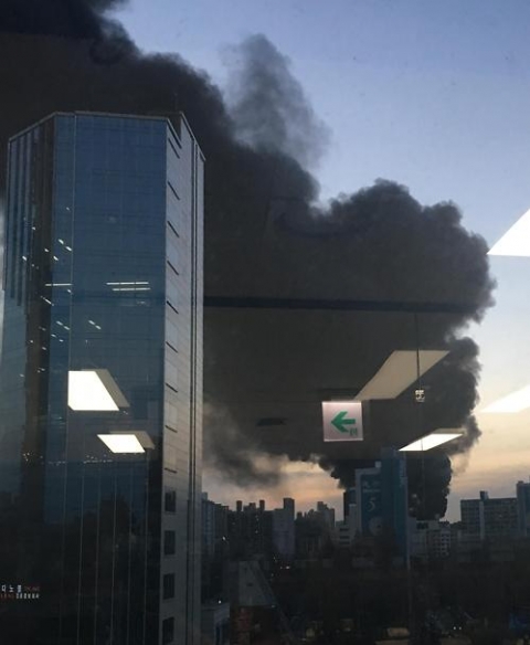 서울 강남 청담동 건물 신축공사장서 화재···검은 연기 휩싸여