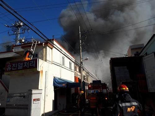 부산 사상구 삼락동 공장서 화재···소방당국 진화 중