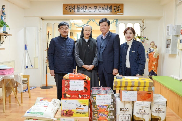 광주비아농협 박흥식 조합장이 광산구 비아동 ‘나자렛집’ 을 방문, 위문품을 전달하고 있다.