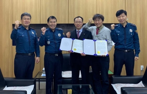 마사회 광주지사 정지련 지사장. 이동수 과장, 동부署로부터 감사장 수상