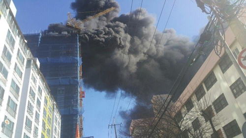 30일 부산 사하구에 위치한 공사 중인 오피스텔 건물에서 화재가 발생했다. 사진=연합뉴스