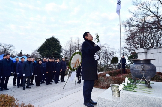 1일 박남춘 인천시장이 2019년 기해년 새해를 맞아 수봉공원 현충탑에서 헌화와 분향을 하고 있다.