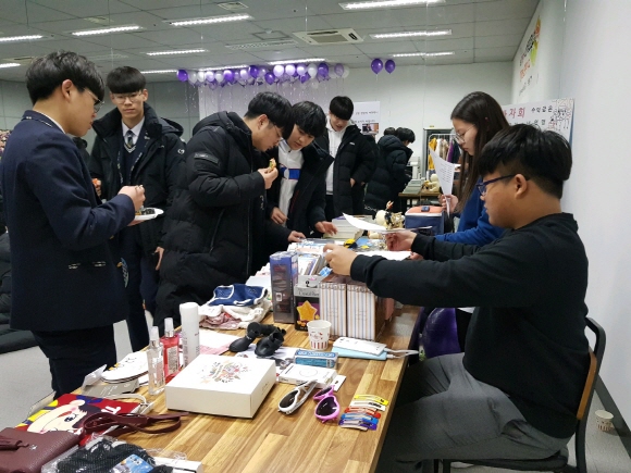 ▲지난 26일 신동청소년아동장학복지센터에서 열린 2018 연말 바자회.