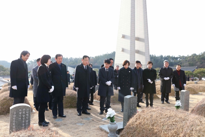 전남대, 5·18묘역 참배로 새해 시작 기사의 사진