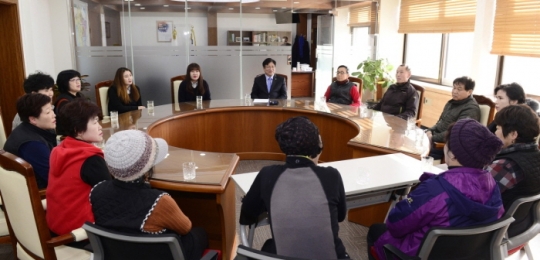 2일 도성훈 인천교육감(가운데)이 청사 내 특수운영직군 근로자와 만나 건의사항을 듣고 있다.