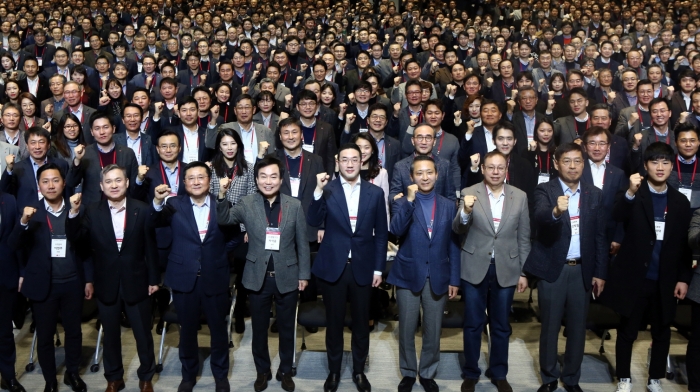 구광모(앞줄 왼쪽에서 다섯번째) LG 회장이 2일 서울 강서구 LG사이언스파크에서 열린 새해모임에서 임직원들과 새로운 도약 의지를 다지고 있다. 사진=LG그룹 제공