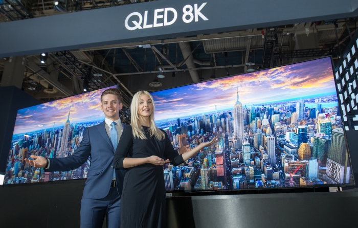 삼성전자 부스에 전시된 ‘QLED 8K’는 AI기술을 기반으로 화질·사운드·스마트 기능이 향상됐으며 방문객들이 각각의 장점을 체험할 수 있도록 구성돼 있다. 사진=삼성전자 제공