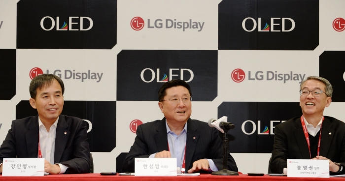(왼쪽부터) LG디스플레이 CTO 강인병 부사장, CEO 한상범 부회장, 전략마케팅그룹장 송영권 전무. 사진=LG디스플레이 제공