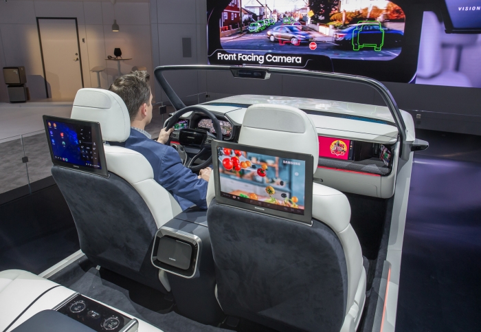 삼성전자 모델이 차량용 ‘디지털 콕핏 2019’를 시연하고 있다. 사진=삼성전자 제공