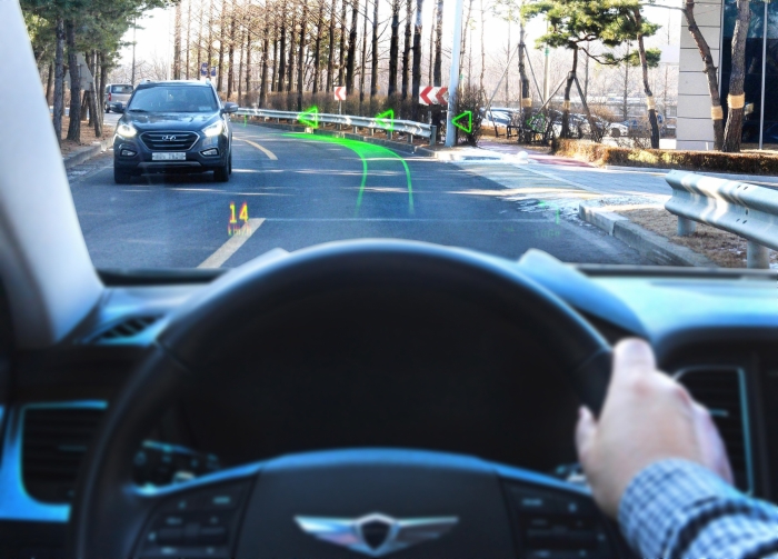 제네시스 G80 차량에서 홀로그램 증강현실(AR) 내비게이션이 시연되는 이미지. 사진=현대자동차 제공