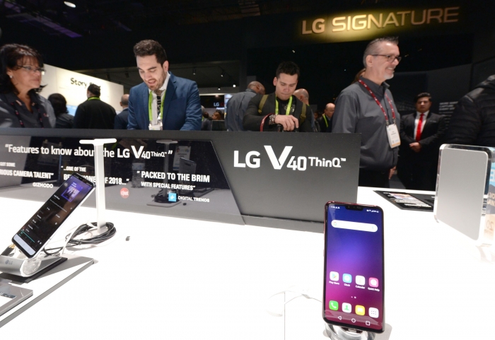 미국 라스베이거스에서 열린 CES 2019 전시회 LG전자 전시관에서 관람객들이 LG전자 전략 스마트폰 LG V40 씽큐를 체험하고 있는 모습. 사진=LG전자
