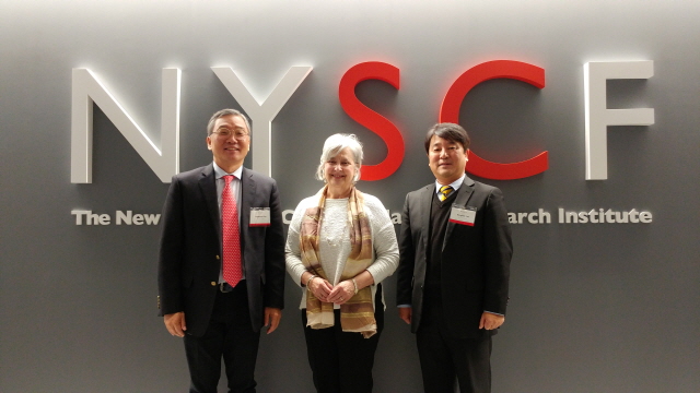 김종문 툴젠 대표, NYSCF의 수잔 L. 솔로몬, 엔진 테라퓨틱스의 이봉희 대표(왼쪽부터)가 투자협약을 체결하고 있다. 사진제공=㈜툴젠