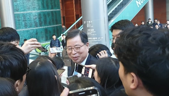 박진수 의장이 2019 경제계 신년인사회에 참석해 기자들의 질의에 답하고 있다. 사진=최홍기 기자