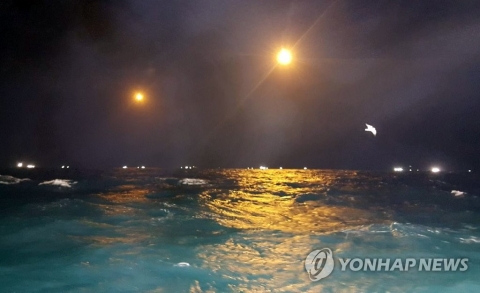 욕지도 인근 어선 전복···승선 14명 중 11명 구조·3명 수색중