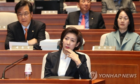 ‘지만원 딜레마’에 빠진 나경원, 선택 미루다가 화 키웠다