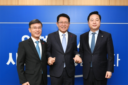 사진=왼쪽부터 정하영 김포시장, 박남춘 인천시장, 김두관 국회의원