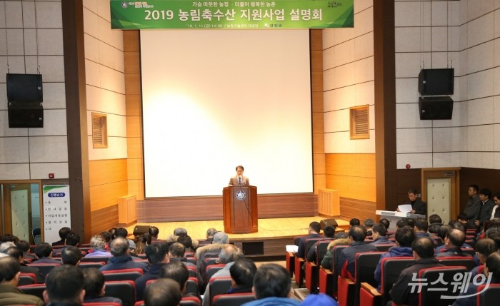 이승옥 군수가 지난 11일 최근 농업기술센터 대강당에서 열린 2019년도 농림축수산 지원사업 주민설명회에서 이ㄴ사말을 하고 있다. (사진=강진군)