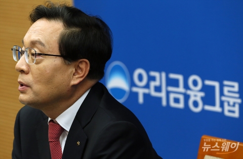손태승 우리금융 회장, 국제신탁 인수 MOU···비은행 M&amp;A 본격 시동