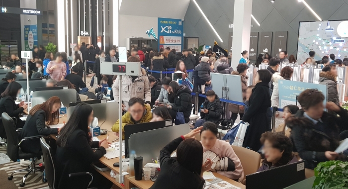 ‘일산자이 3차’ 모델하우스 방문객들이 상담을 받기 위해 기다리고 있는 모습. 사진=GS건설 제공