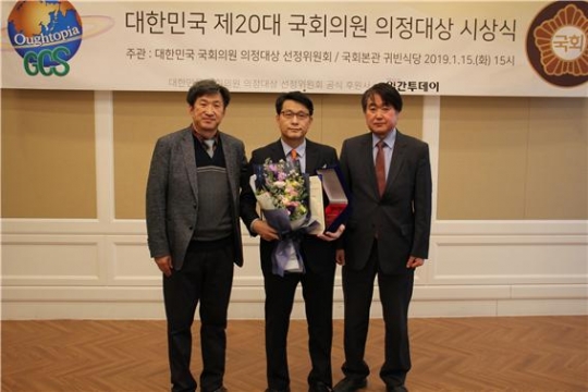 2018 대한민국 의정대상을 수상한 윤상현 의원(가운데)이 대한민국 의정대상 선정위원회 관계자들과 기념촬영을 하고 있다.