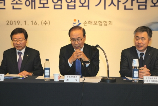 김용덕 손해보험협회장(가운데)이 16일 신년 기자간담회에서 기자들의 질문에 답하고 있다. 사진=손해보험협회