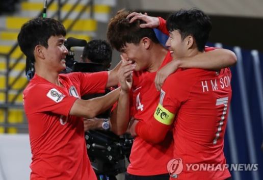 아시안컵 축구 한국, 중국 2-0 완파···조 1위 16강행