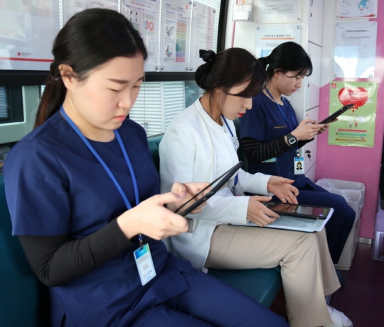 16일 열린 ‘사랑의 헌혈 캠페인’에 참여한 인천백병원 직원들.