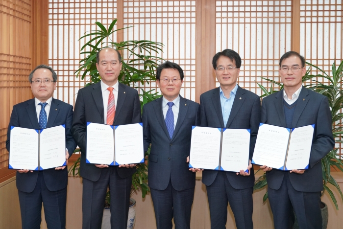 21일 김광수 NH농협금융지주 회장이 사업별 부문장과 경영협약을 체결했다. (왼쪽부터)허충회 상무, 최창수 부사장, 김광수 회장, 손병환 상무, 남영수 디지털금융부문장(CDO) 사진=NH농협금융지주 제공