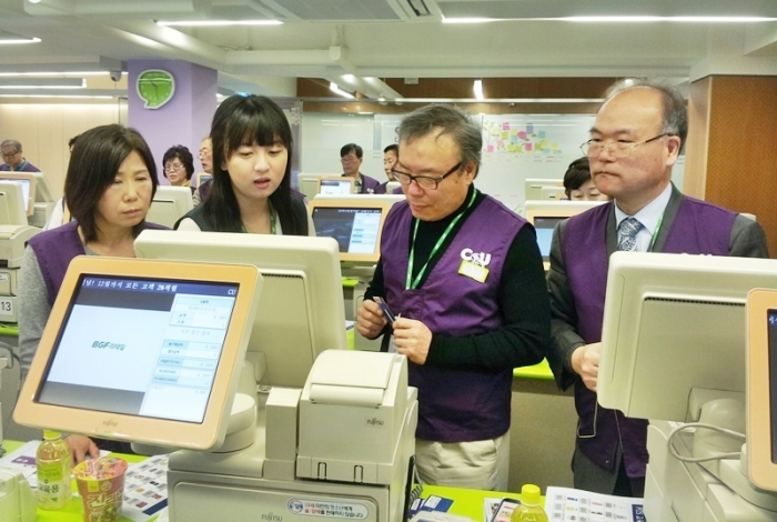 CU, 60세 이상 노년층 알바 ‘시니어스태프 제도’ 매월 정기 진행 기사의 사진