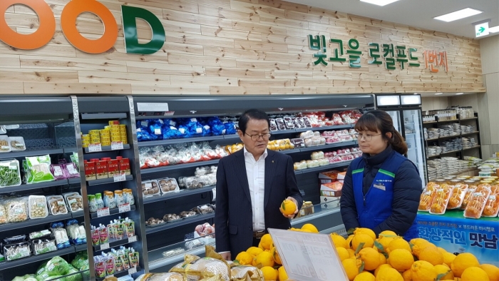 농협광주본부 김일수 본부장이 설 명절대비 식품안전 특별점검을 실시하고 있다.