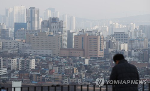 22일 오후 경기도 수원시 서장대에서 바라본 수원 시내가 뿌옇다. 사진=연합뉴스 제공