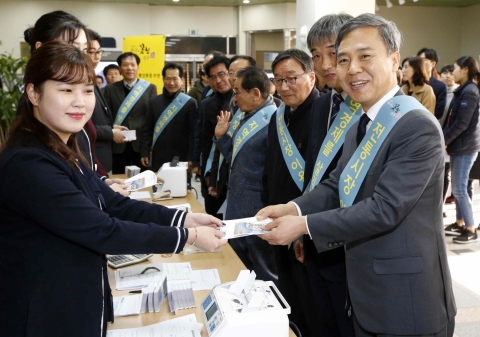 전주시, 온누리상품권 구입·전통시장 장보기 행사로 전통시장에 ‘활기’