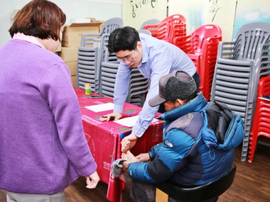 24일 인천의료원 정형외과 이승훈 과장이 지역주민을 진료하고 있다.