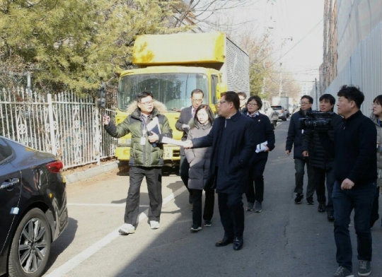 28일 김정식 인천 미추홀구청장이 ‘주민과의 대화’를 진행한 뒤 지역 현장을 둘러보고 있다.