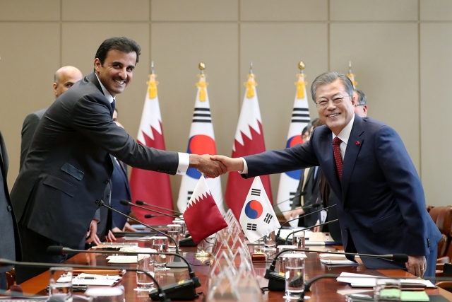 한·카타르 정상회담. 문 대통령과 타밈 빈 하마드 알사니 카타르 국왕. 사진=청와대 제공.