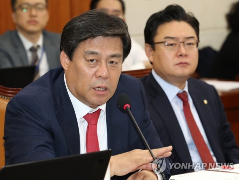 ‘방콕 대통령’에 청와대 “가짜뉴스” vs 한국당 “과학적 통계”