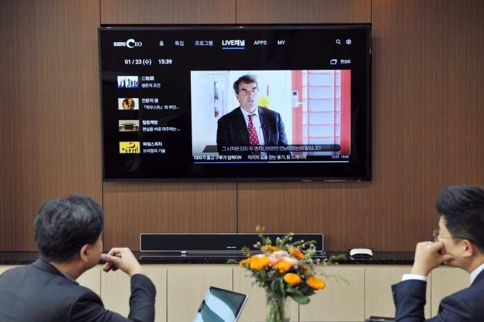 서울의 한 기업 대표 집무실에서 임원들이 SERICEO TV를 시청하고 있는 모습. 사진=멀티캠퍼스 제공.