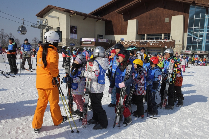 ▲하이원 스키장에서 아동청소년들이 스키강습을 받고 있는 모습이다.(사진제공=강원랜드복지재단)